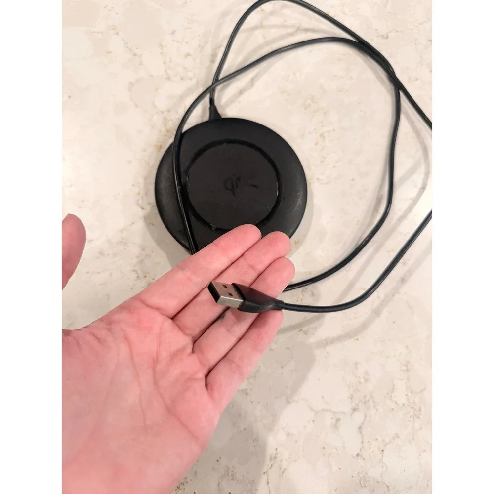 Insignia Fast Charge Wireless Charging Pad Black Qi-Enabled NS-MWPC10CU